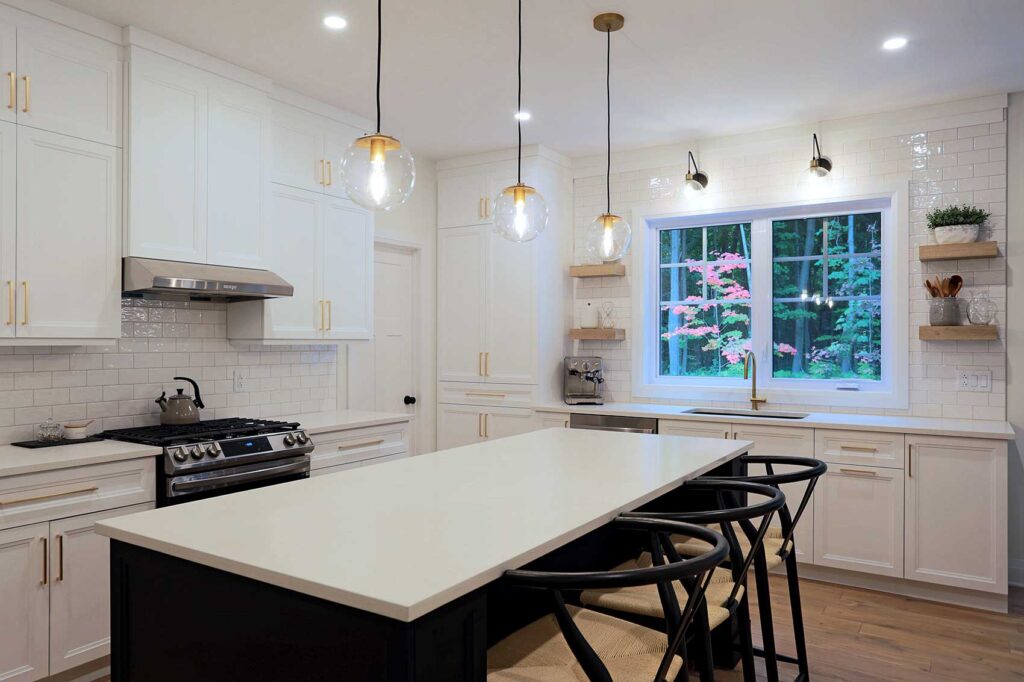 Photographie d'une cuisine moderne avec éclairage en lien avec rénovation de cuisine ancienne 