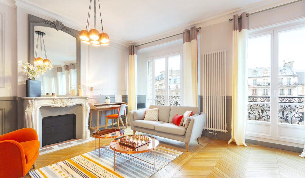 Photographie d'un intérieur très éclairé en lien avec Rénovation d'appartement Haussmannien
