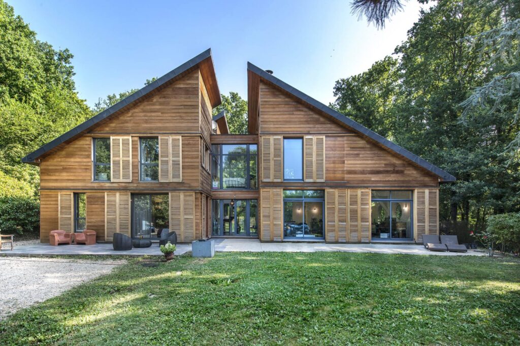 Photographie d'une maison en bois en lien avec l'investissement immobilier 